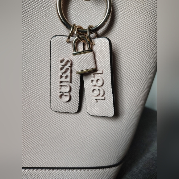 Guess Light Pink Shoulder Bag - New Without Tags - Picture 2 of 8